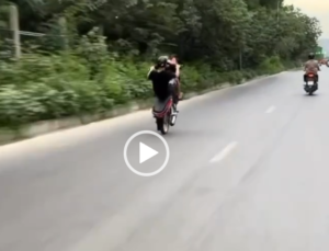 Video: Thanh niên vừa chạy xe vừa bốc đầu và cái kết